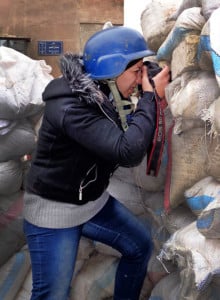 Die Fotografin Nour Kelze während der Arbeit in Aleppo. Ihre Fotos werden auch von Reuters vermarktet. Credit: npr.