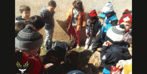 Kinder beteiligen sich an Baumpflanzungen, einem der Olivenzweig-Projekte. Quelle: Syria Untold/Facebook-Seite Olivenzweig.