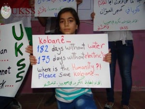 Bereits im Juli 2014 machten AktivistInnen der UKSS mittels Plakaten auf die humanitäre Not in Kobani aufmerksam, die durch die Belagerung von IS entstanden ist. 
