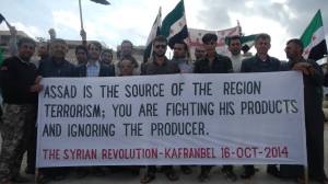 "Assad ist der Urheber des Terrors in der Region; Ihr bekämpft nur die Auswüchse, ignoriert jedoch den Ursprung des Terrors", argumentieren Demonstranten am 16. Oktober 2014 in Kafranbel. 