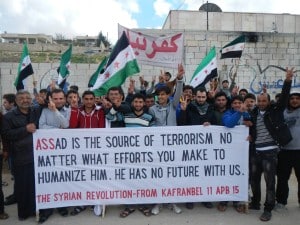 Eins der berühmten Banner aus Kafranbel. "Assad ist die Quelle des Terrors, egal was passiert, um ihm ein menschliches Antlitz zu geben. Mit uns hat er keine Zukunft."