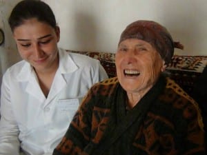 Eine der Krankenpflegerinnen des Zentrums kümmert sich um eine alte Frau